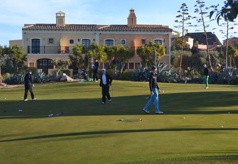 Estudiantes de la Escuela de Golf Darren Clarke trabajando en su t?cnica de putting en la zona de Juego Corto de la Academia Desert Springs.