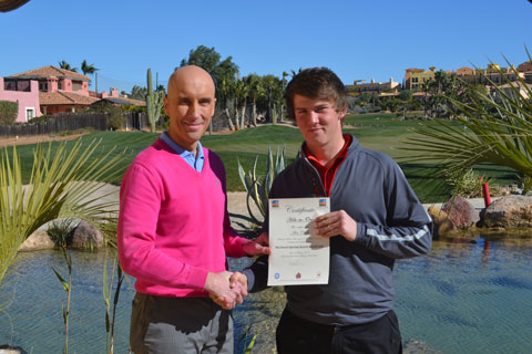El estudiante de la Academia de Golf de Hartpury Alex Chalk (derecha) recibiendo su certificado por su ?Hoyo-en-Uno? en el hoyo 2 ?Gulch? del Campo Indiana.