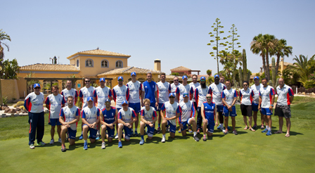 Miembros del equipo de Inglaterra; Mark Wood, Ben Stokes, Mark Footitt, Adam Lyth, Alastair Cook, Stuart Broad, James Anderson, Jos Buttler, Steven Finn, Moeen Ali, Gary Ballance, Ian Bell, Joe Root y Liam Plunkett con los Managers y Oficiales en Desert Springs Resort