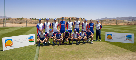 Miembros del Equipo de Inglaterra junto a su nuevo entrenador Trevor Bayliss (en el extremo derecho) en la Academia de Cr?quet de Desert Springs