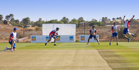 ?Sesi?n de Pr?ctica de Close Fielding? en la Academia de Cr?quet de Desert Springs.