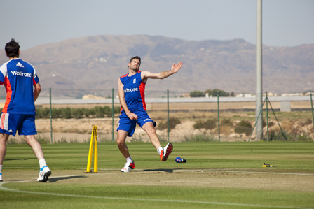 James Anderson afinando sus lanzamientos en la Academia de Cr?quet de Desert Springs
