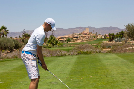El Vice Capit?n de Inglaterra Joe Root en el Tee del hoyo 1 del Campo Indiana en Desert Springs